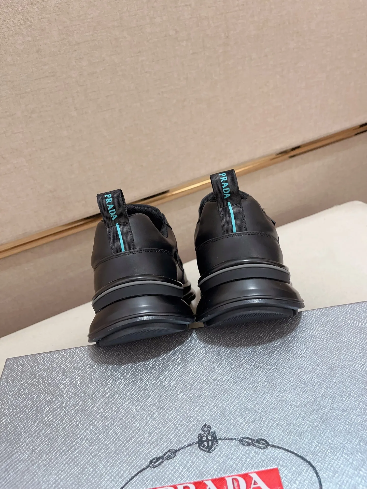 Factory price 620💰 ✔️✔️✔️Higher version High-quality new PRADA (Prada) counters are launched simultaneously. New men's shoes and 😘fabric are made of high-tech glue-spraying technology. Lining: Full cowhide lining. 👍🏿 High-end ☄️ air-cushion molded anti-slip rubber outsole, exquisite lines, simple and elegant, comfortable and high-end for leisure travel. Code number: 38 to 44 (45 is custom-made and cannot be returned or exchanged)